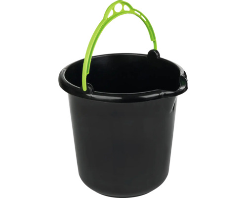 Găleată de construcții neagră din plastic cu mâner verde și cioc de scurgere.