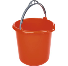 Găleată portocalie din plastic cu mâner gri și cioc pentru turnare.