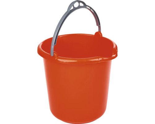 Găleată portocalie din plastic cu mâner gri și cioc pentru turnare.
