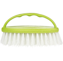 Perie de frecat verde din plastic cu mâner ergonomic și peri albi.