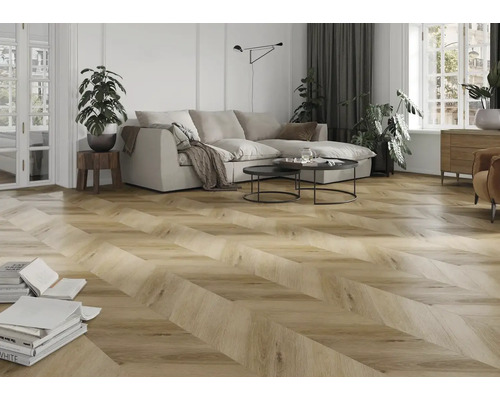 Cameră de zi luminoasă cu parchet din stejar cu model chevron, canapea modernă și plante de apartament.