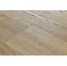 Vedere de aproape a unei pardoseli laminate cu aspect de stejar și suprafață structurată.