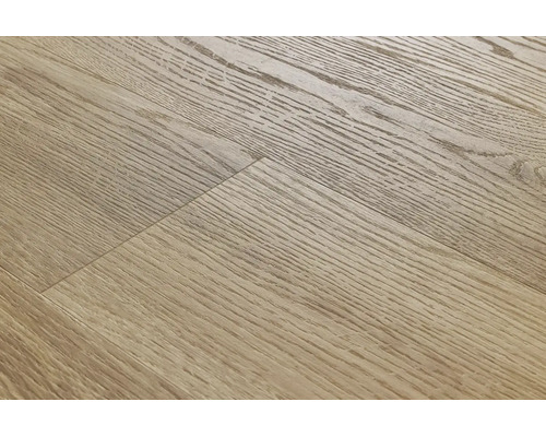 Vedere de aproape a unei pardoseli laminate cu aspect de stejar și suprafață structurată.