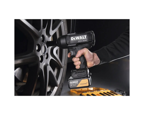 Mașină de înșurubat cu impact cu acumulator DeWALT 18 Volt McLaren Limited Edition utilizată pe o jantă auto.