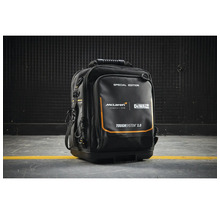 Geantă de scule DeWALT ToughSystem doi punct zero McLaren Formula unu Team ediție specială cu mâner și curea de umăr.