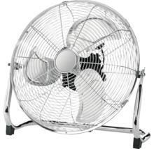Ventilator de podea din metal cu aspect cromat, cu trei palete și grilaj de protecție.