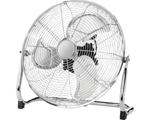 Ventilator de podea din metal cu aspect cromat, cu trei palete și grilaj de protecție.