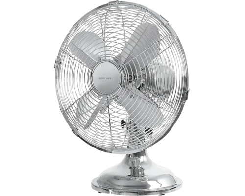 Ventilator de masă din metal cromat de la Nordic Home cu grilaj de protecție și patru palete.
