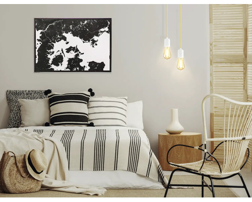 Dormitor modern cu lenjerie de pat în dungi, decorațiune de perete, două pendule, masă din lemn și scaun împletit.