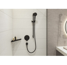 Baie organizată cu set de duș negru, pară de duș și baterie încastrată pe plăci ceramice, poliță de colț modernă și atmosferă luminoasă.