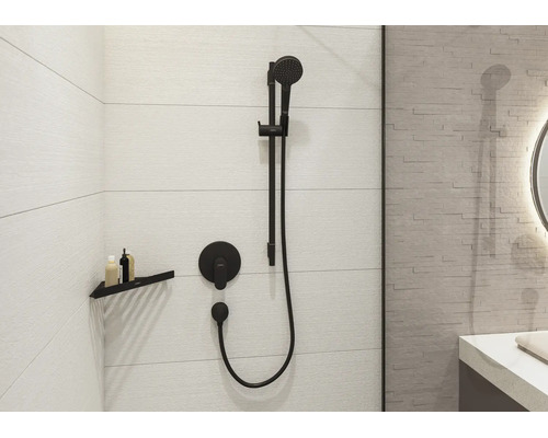 Baie organizată cu set de duș negru, pară de duș și baterie încastrată pe plăci ceramice, poliță de colț modernă și atmosferă luminoasă.