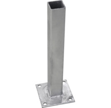 Stâlp pătrat din oțel galvanizat cu placă de bază și patru găuri de fixare.