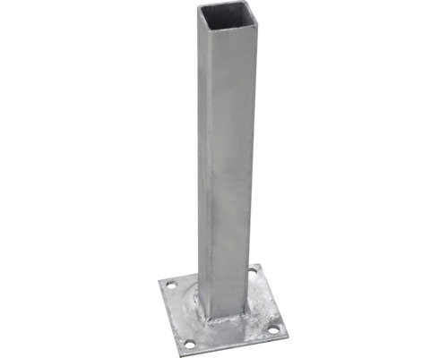 Stâlp pătrat din oțel galvanizat cu placă de bază și patru găuri de fixare.