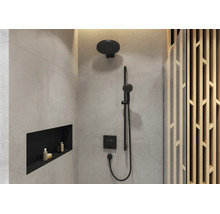 Duș modern cu pară de duș tip ploaie neagră, duș de mână pe bară de duș și baterie termostatică încastrată pe plăci gri deschis.