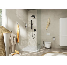 Baie luminoasă și organizată cu duș walk-in, baterii negre, toaletă suspendată și dulap alb în design modern.