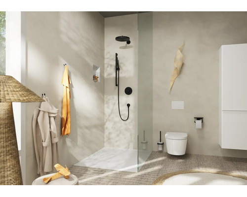 Baie luminoasă și organizată cu duș walk-in, baterii negre, toaletă suspendată și dulap alb în design modern.