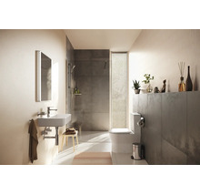 Baie modernă cu lavoar alb, duș de tip walk-in cu gresie gri și WC pe pardoseală. Design luminos și organizat.