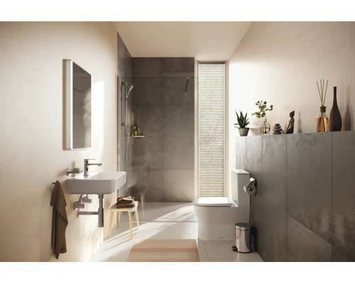 Baie modernă cu lavoar alb, duș de tip walk-in cu gresie gri și WC pe pardoseală. Design luminos și organizat.