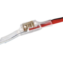 Conector de lipit termocontractabil transparent pentru conectarea a două cabluri.