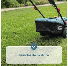 Mașină de tuns iarba cu funcție de mulcire în acțiune pe gazon.