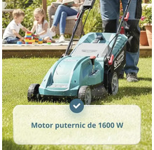 Mașină de tuns iarba cu motor puternic de 1600 Watt în utilizare pe gazon, cu copii care se joacă în grădină în fundal.