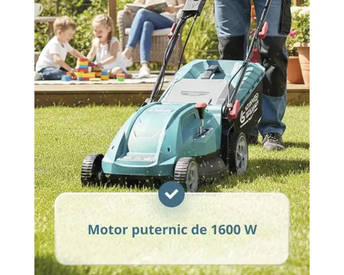 Mașină de tuns iarba cu motor puternic de 1600 Watt în utilizare pe gazon, cu copii care se joacă în grădină în fundal.