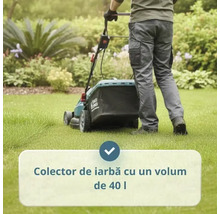 Mașină de tuns iarba cu colector de iarbă de 40 litri utilizată pe un gazon în grădină.