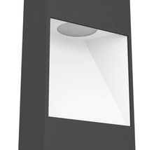 Privire de aproape a unei lămpi de exterior moderne în culoarea antracit cu sursă de lumină LED integrată într-o decupare dreptunghiulară.