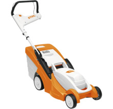 Mașină de tuns iarba Stihl în culorile portocaliu și alb cu mâner negru și coș de colectare a ierbii pentru îngrijirea gazonului.