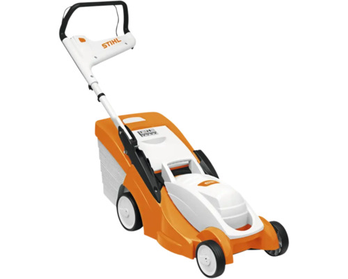 Mașină de tuns iarba Stihl în culorile portocaliu și alb cu mâner negru și coș de colectare a ierbii pentru îngrijirea gazonului.