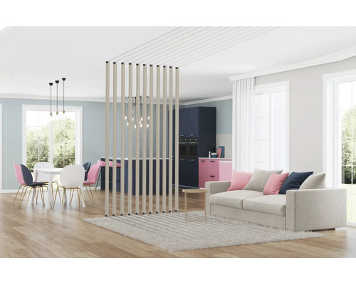 Zonă de zi modernă, deschisă, cu un paravan de separare din lamele verticale, canapea, zonă de luat masa și bucătărie într-un design luminos.