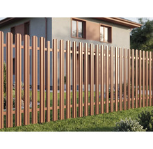 Gard metalic modern realizat din profiluri verticale într-o grădină luminoasă și organizată în fața unei case.
