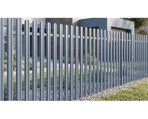 Gard metalic modern din șipci cu profil rotunjit într-o grădină cu pietriș și plante.