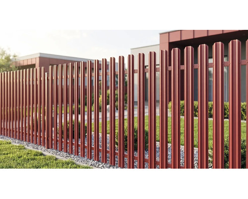 Gard modern din șipci metalice cu lamele verticale într-o grădină cu gazon și pietriș.