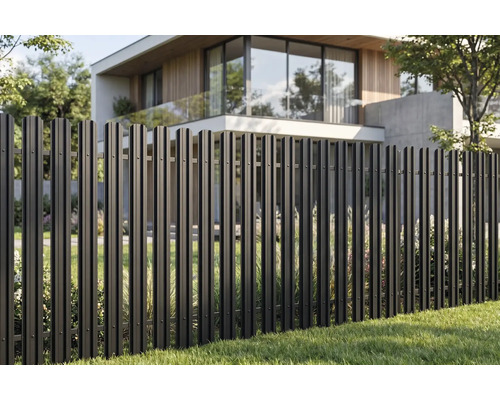 Gard de grădină modern din șipci metalice în fața unei case contemporane pe un gazon.