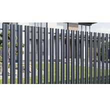 Gard de grădină modern din lamele metalice verticale în fața unei case cu gazon.