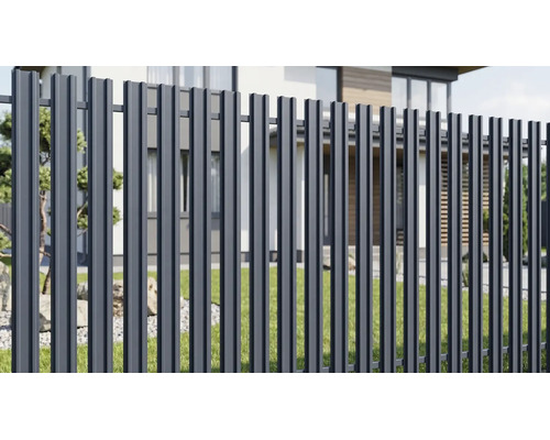Gard de grădină modern din lamele metalice verticale în fața unei case cu gazon.