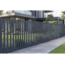 Gard metalic modern cu lamele verticale în fața unei case luminoase cu grădină și alee pavată.