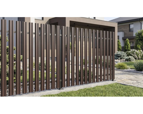 Gard modern de grădină din profiluri metalice verticale în fața unei case și a unei grădini.