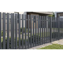 Gard modern din șipci metalice de culoare antracit într-o grădină în fața unei case.