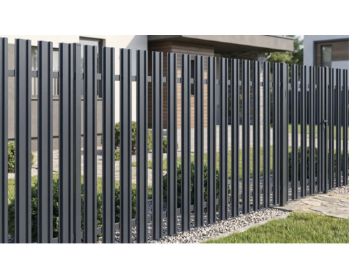 Gard modern din șipci metalice de culoare antracit într-o grădină în fața unei case.