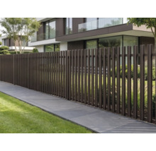 Gard modern din aluminiu maro închis cu lamele verticale în fața unei case și a unei grădini.
