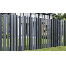 Gard modern cu lamele din metal în fața unei case într-o grădină.
