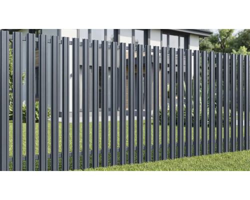 Gard modern cu lamele din metal în fața unei case într-o grădină.