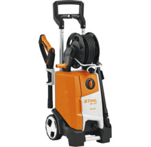 Aparat de curățat cu înaltă presiune Stihl RE 140 PLUS cu tambur pentru furtun integrat, pistol de pulverizat și roți.