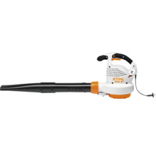 Suflantă electrică pentru frunze STIHL BGE 81 din plastic cu tub lung negru, carcasă alb-portocalie și cablu de alimentare.