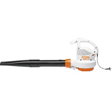 Suflantă electrică pentru frunze STIHL BGE 71 cu carcasă albă, tub de suflare negru și detalii portocalii.