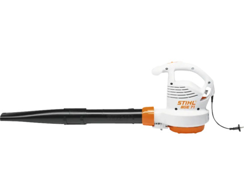 Suflantă electrică pentru frunze STIHL BGE 71 cu carcasă albă, tub de suflare negru și detalii portocalii.
