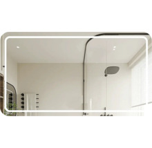 Baie modernă cu duș, perete de duș din sticlă cu profil închis la culoare, cap de duș tip ploaie și suport pentru prosoape.