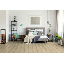 Dormitor luminos cu parchet laminat cu aspect de stejar, pat tapițat gri și decor modern. Luminos, spațios și organizat.